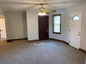 805 E Monroe St, Unit Apartment B in Bloomington, IL - Building Photo - Building Photo