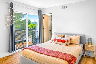 14539 Weddington St in Sherman Oaks, CA - Building Photo - Building Photo