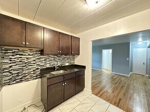 1360 W Touhy Ave in Chicago, IL - Building Photo - Building Photo