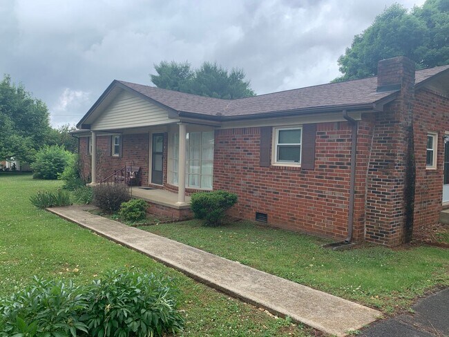 306 Woodland Dr in Decherd, TN - Building Photo - Building Photo