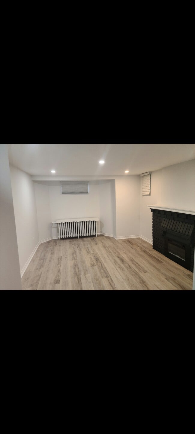 1258 Kingston Rd in Toronto, ON - Building Photo - Building Photo