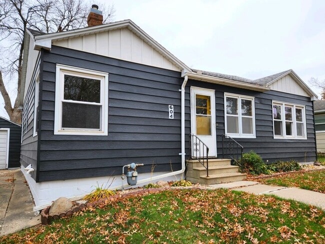 604 10th St in Grundy Center, IA - Building Photo - Building Photo
