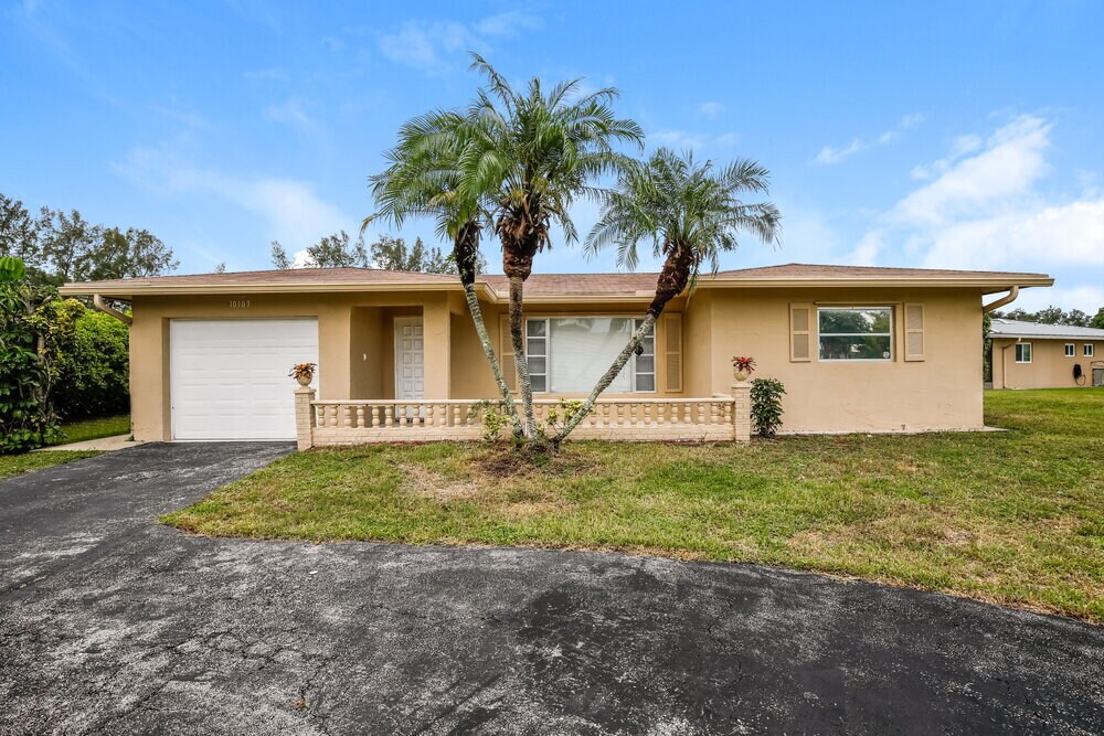 10103 NW 82nd St in Tamarac, FL - Building Photo