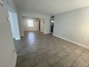 5901 SW 46th Terrace in Miami, FL - Building Photo - Building Photo