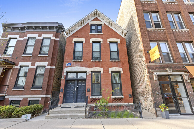 property at 2016 W Wabansia Ave