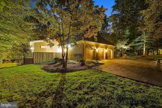 9454 Newbridge Dr in Potomac, MD - Building Photo - Building Photo