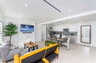 1041 NW 35th St in Miami, FL - Building Photo - Building Photo