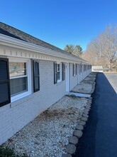 800 Dodson Mill Rd in Pilot Mountain, NC - Foto de edificio - Building Photo