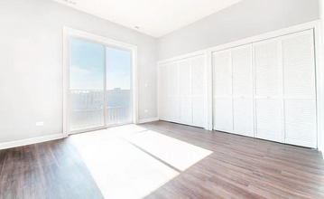 1335 W Taylor St, Unit 2 in Chicago, IL - Foto de edificio - Building Photo