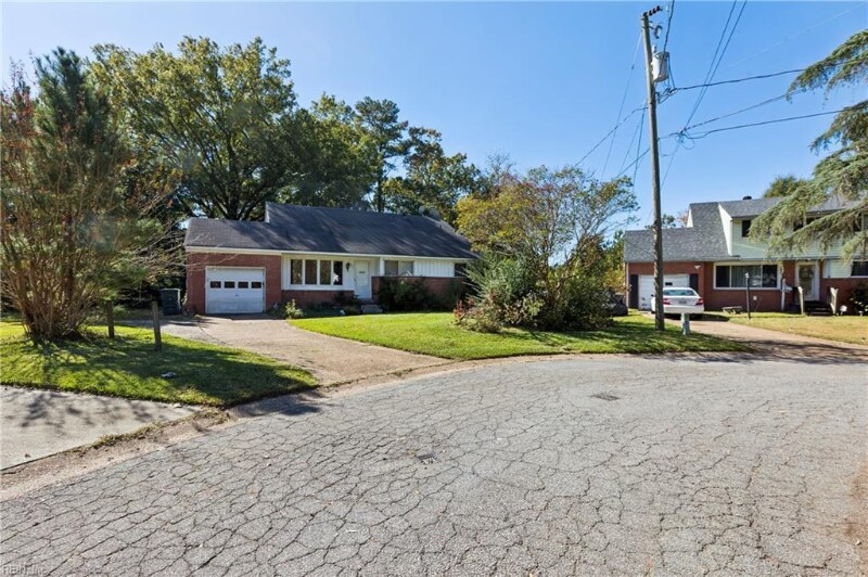 301 Pepper Mill Ct in Norfolk, VA - Building Photo