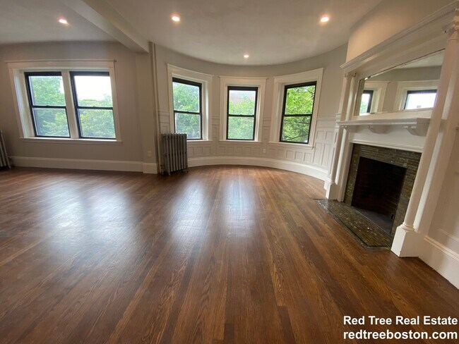 1855 Beacon St, Unit 2 in Brookline, MA - Foto de edificio - Building Photo