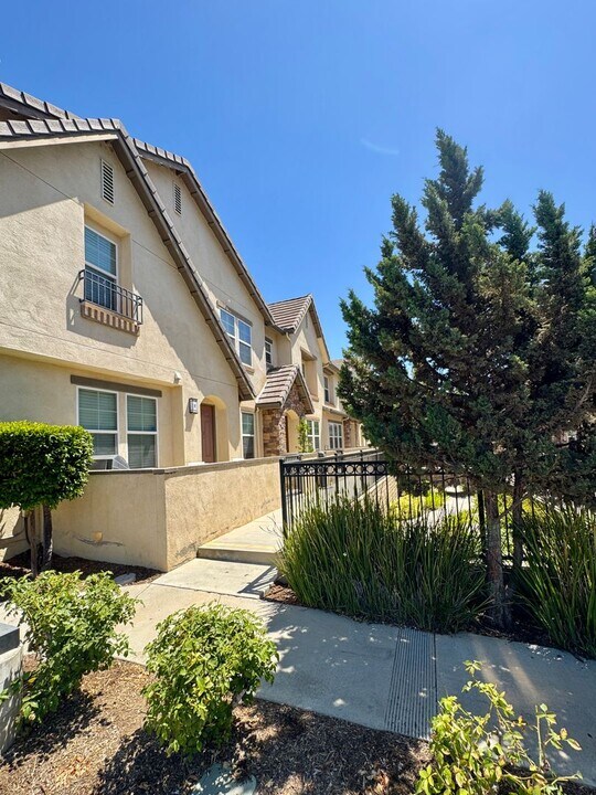 1668 Heywood St in Simi Valley, CA - Building Photo
