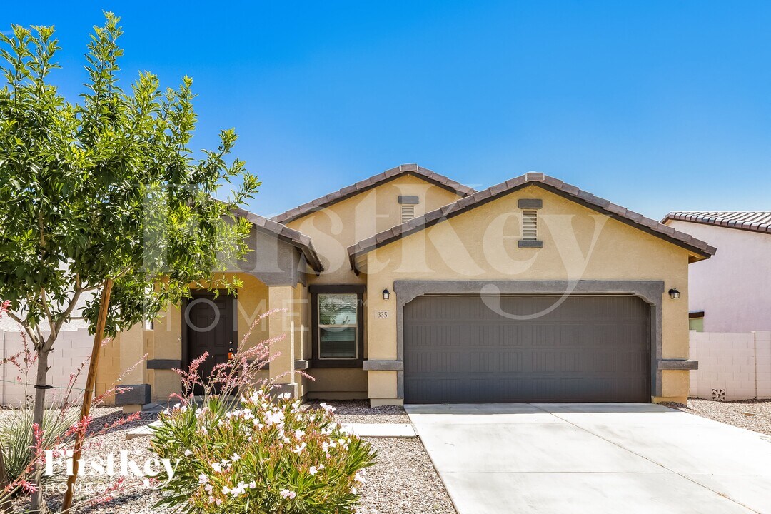 335 W Powell Dr in Queen Creek, AZ - Foto de edificio