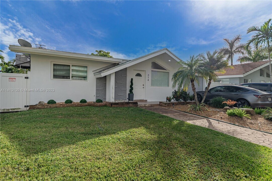 314 SE 3rd St in Dania Beach, FL - Building Photo