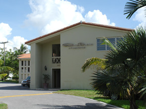 545 Coral Way in Coral Gables, FL - Foto de edificio - Building Photo