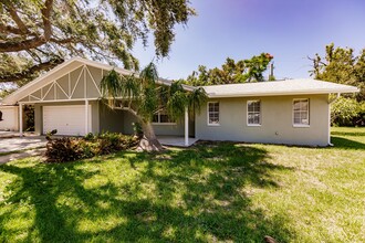 4715 Mi Casa Ct in Ft. Myers, FL - Building Photo - Building Photo