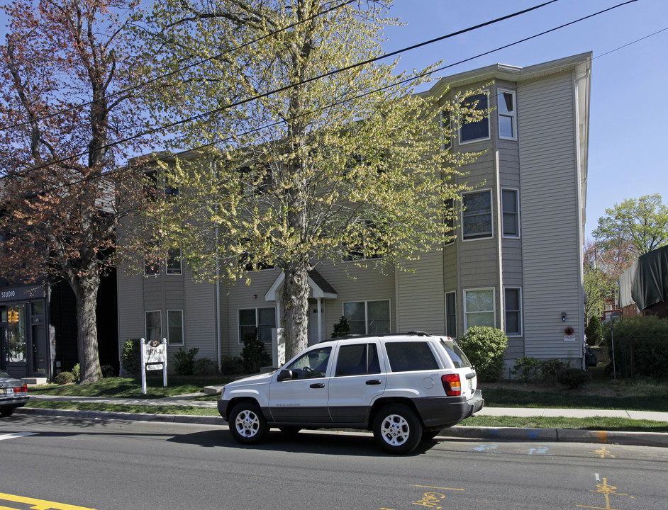 17 E Ivy Ln in Englewood, NJ - Building Photo