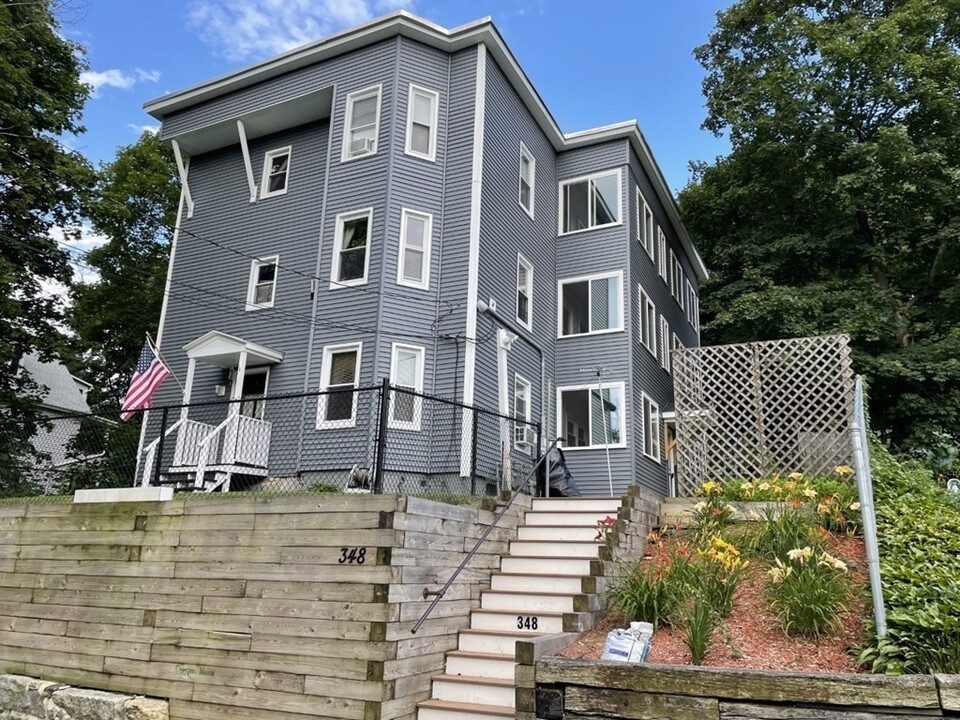 348 Fairmount St, Unit #3 in Fitchburg, MA - Foto de edificio