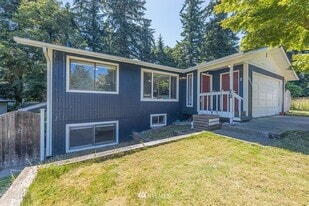 7891 San Juan Ave in Clinton, WA - Building Photo