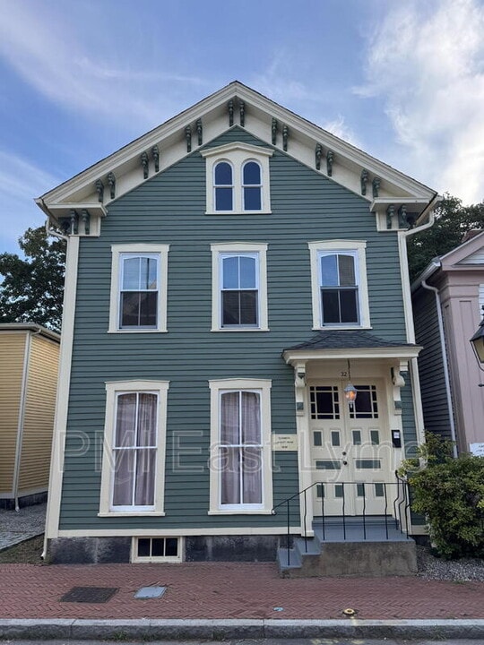 32 Starr St in New London, CT - Building Photo