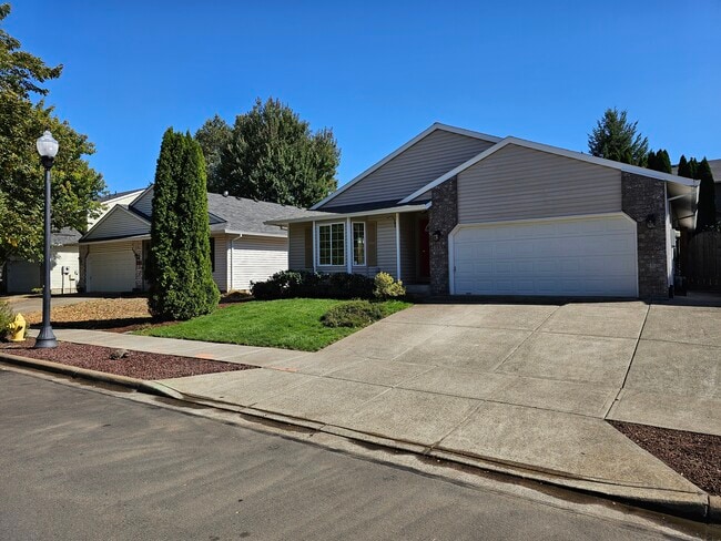 21138 SW Houston Dr in Sherwood, OR - Building Photo - Building Photo