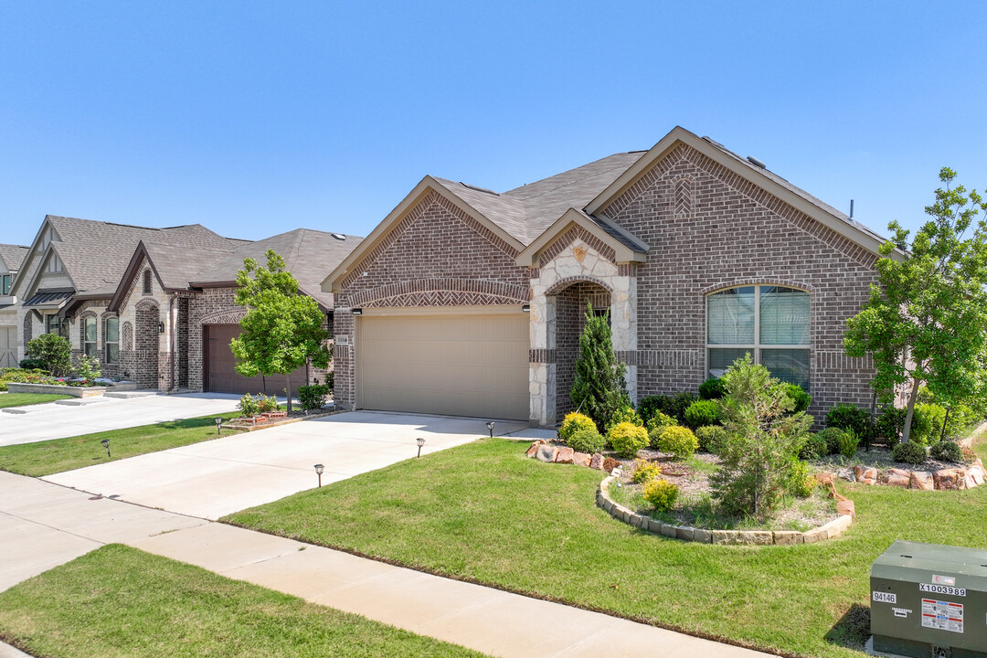 Lennar at Aspen Meadows in Aubrey, TX - Building Photo