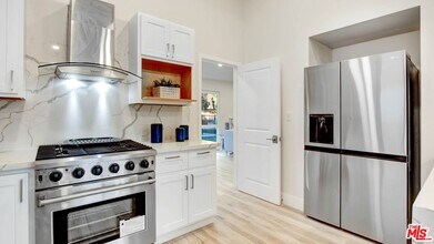 24201 Burbank Blvd in Los Angeles, CA - Building Photo - Building Photo