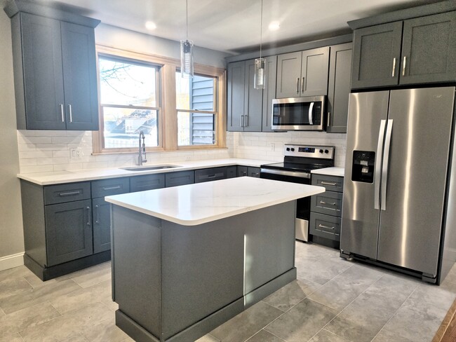 33 Columbus Ave, Unit 2 in Waltham, MA - Building Photo - Building Photo