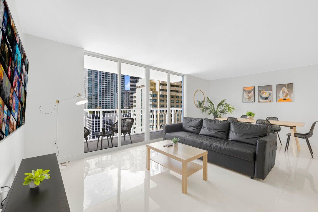 1200 Brickell Bay Dr in Miami, FL - Building Photo