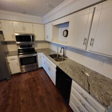 8256 Cypress Ln in Eden Prairie, MN - Building Photo - Building Photo