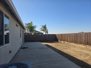1288 Greenbrier Dr in Hanford, CA - Building Photo - Building Photo
