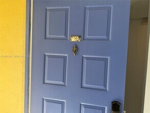 185 Lakeview Dr in Weston, FL - Building Photo - Building Photo