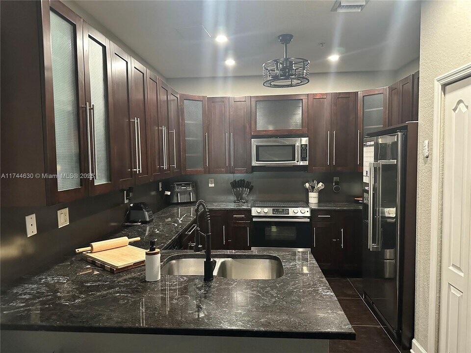 4331 SW 160th Ave in Miramar, FL - Foto de edificio