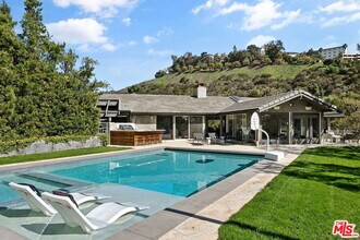 1255 N Bundy Dr in Los Angeles, CA - Building Photo - Building Photo