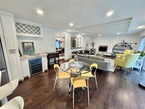 9806 Cliffwood Dr in Houston, TX - Building Photo - Building Photo