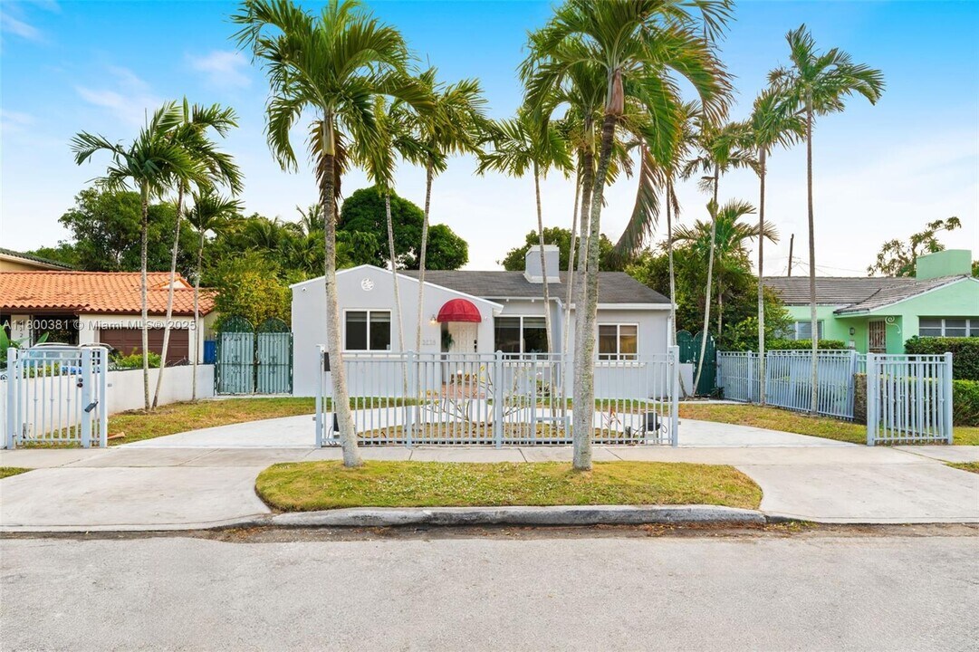 2238 SW 24th Ter in Miami, FL - Building Photo