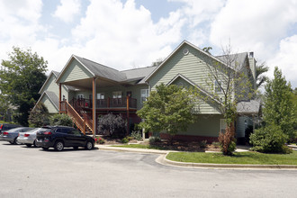 Woods at Latimer (1 bed/1 bath community) in Bloomington, IN - Foto de edificio - Building Photo