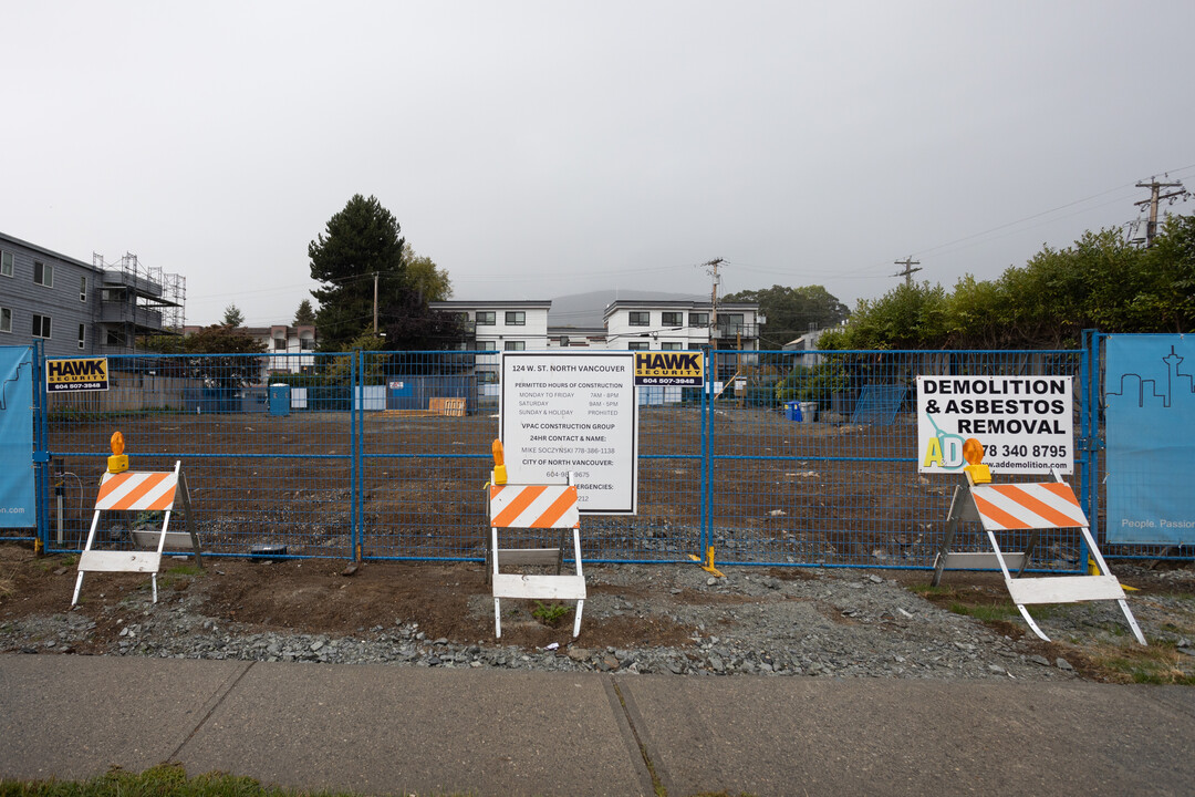 Crystal Court in North Vancouver, BC - Building Photo