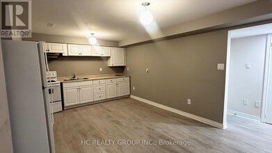 821 Walsh Ct in Newmarket, ON - Building Photo - Building Photo