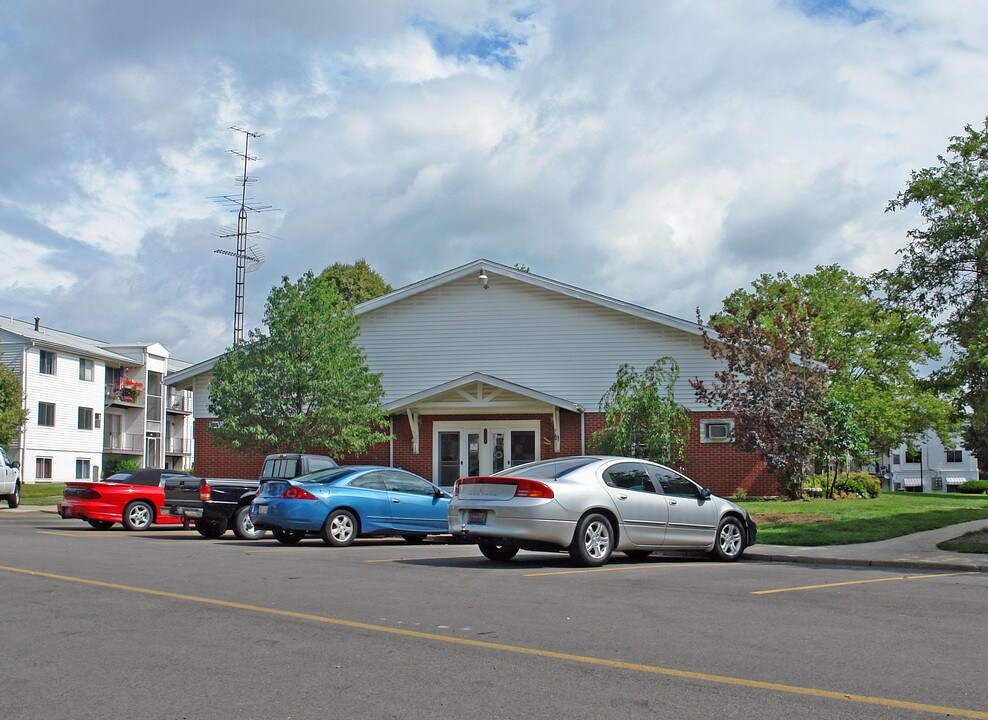 Coach House Manor Condominiums in Dayton, OH - Building Photo