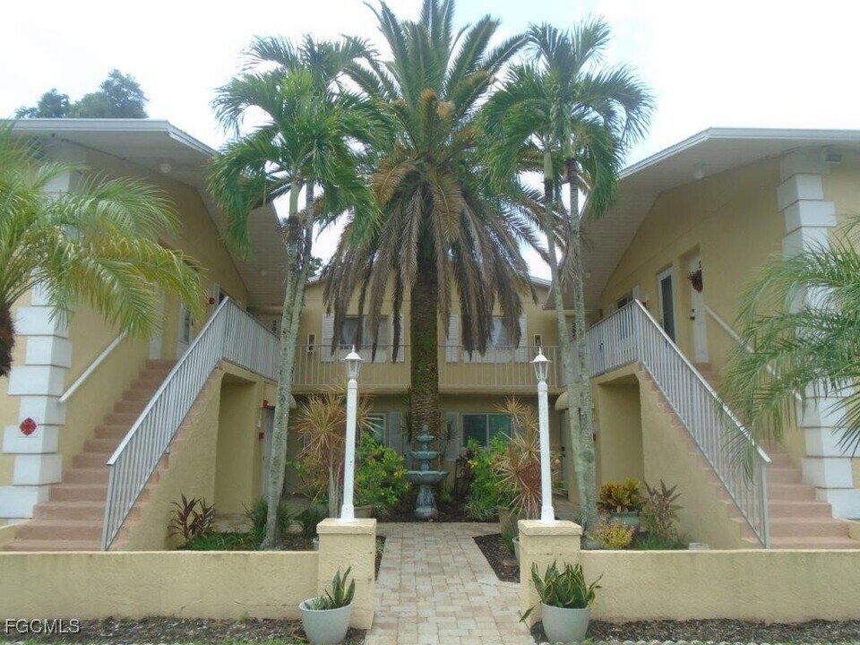 8140 Country Rd in Ft. Myers, FL - Building Photo