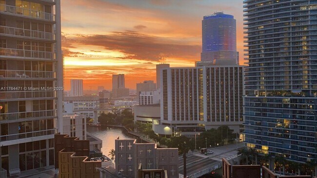 475 Brickell Ave, Unit 1813 in Miami, FL - Foto de edificio - Building Photo