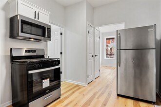 2233 N Southport Ave in Chicago, IL - Building Photo - Building Photo