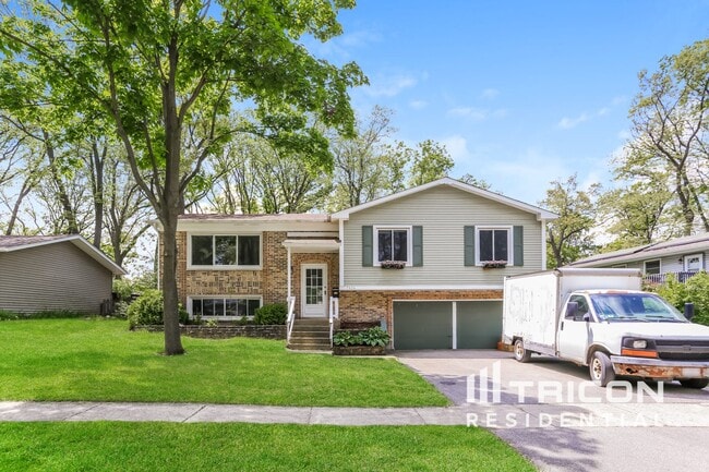 property at 7924 Oakview Ln