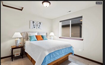 15630 31st Pl W, Unit Bed room 1 in Lynnwood, WA - Foto de edificio - Building Photo