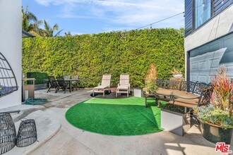 9011 Rosewood Ave in West Hollywood, CA - Building Photo - Building Photo