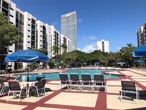 16919 N Bay Rd, Unit 11 in Sunny Isles Beach, FL - Foto de edificio - Building Photo