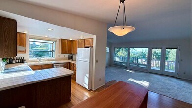 215 19th Ave in Kirkland, WA - Foto de edificio - Building Photo