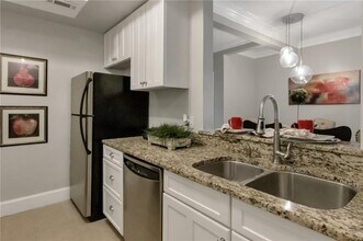 2840 Peachtree Rd in Atlanta, GA - Building Photo - Building Photo