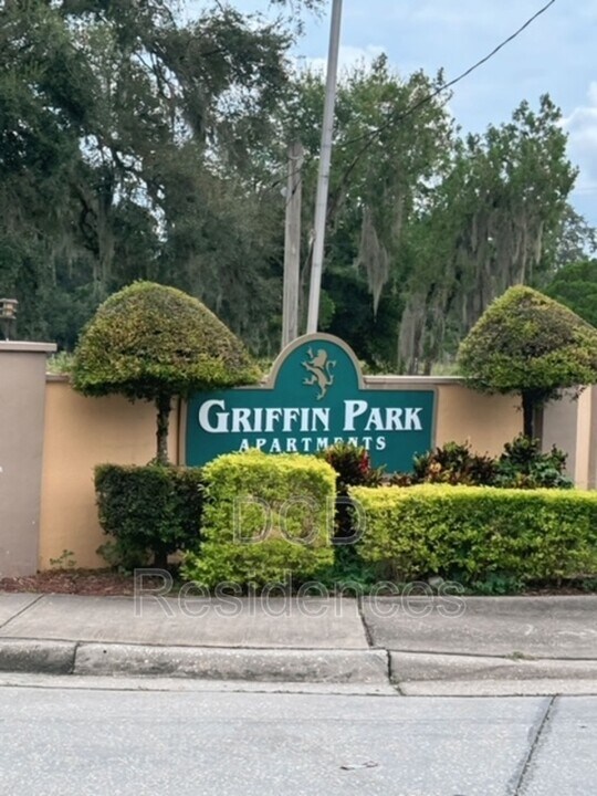 1015 Griffin Rd in Lakeland, FL - Foto de edificio